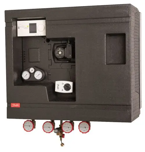 Danfoss-Produkt mit mehreren Druckmanometern, Steuerungselement und Komponente zur Heizungsregelung, in schwarzem Gehäuse mit mehreren Anschlussmöglichkeiten.
